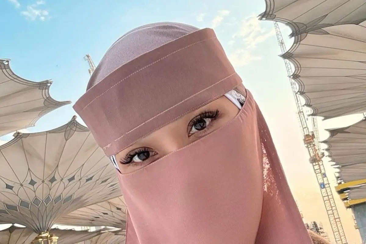 6 Potret Bunga Citra Lestari Jalani Ibadah Umrah, Penampilan Dibalut Hijab dan Cadar Banjir Pujian