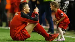 Bek Liverpool Dejan Lovren mengambil gambar putrinya saat salam penghormatan usai bertanding melawan Chelsea pada pertandingan Liga Inggris di Anfield, Liverpool, 12 Mei 2016. (Reuters / Carl Recine)