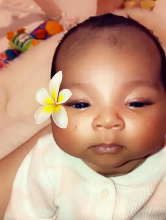 Usai dirinya mengunggah video True dengan filter, kini KoKo tak segan mengunggah wajah asli anaknya. (instagram/khloekardashian)