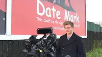 Lelaki Inggris, Mark Rofe, sengaja membuat papan iklan untuk mencari pacar. Keberhasilannya diikuti orang lain di Inggris (Dok.Instagram/@iamrofe/https://www.instagram.com/p/B8ie_c5hQ4z/Komarudin)