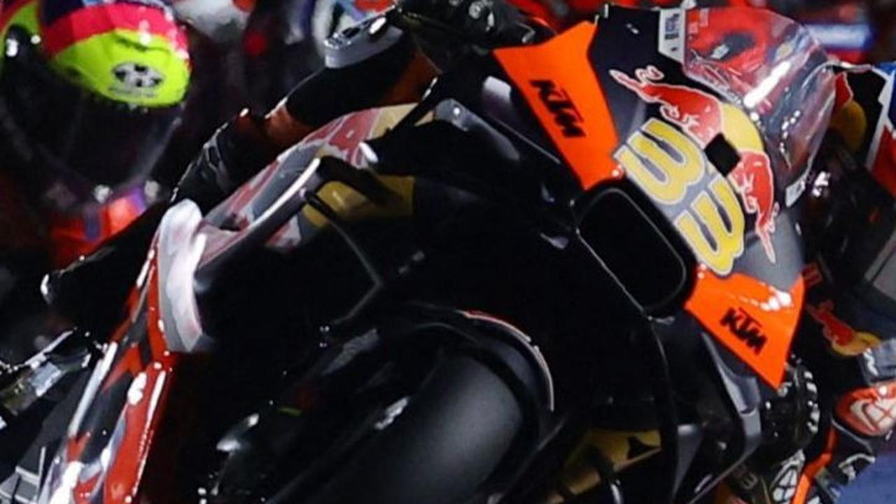 Aksi Brad Binder dari Red Bull KTM Factory Racing saat bersaing dengan Aleix Espargaro Foto: REUTERS / Ibraheem Al Omari<br>