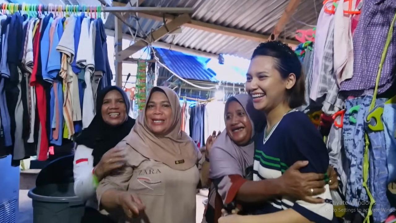 Potret Indah Permatasari Thrifting Baju di Kampung Halaman Arie Kriting, Ramai Jadi Sorotan Sampai Dipeluk Ibu-ibu