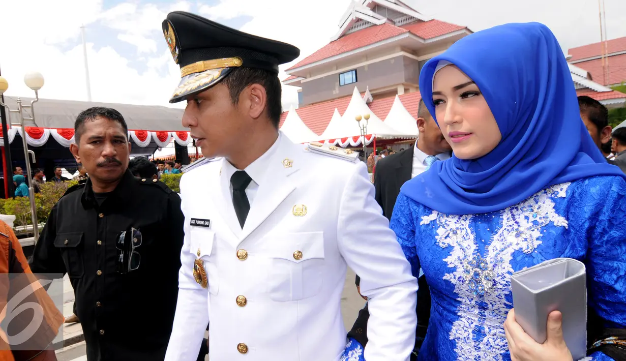 Wakil Wali Kota Palu, Sigit Purnomo Said usai dilantik di halaman kantor itu, Rabu (17/2). Pasha bersama Wali Kotanya Hidayat merupakan pemenang dalam Pilkada Palu yang diusung Partai PAN dan PKB. (Liputan6.com/Dio Pratama)
