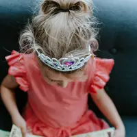 Ilustrasi membaca dongeng sebelum tidur (Photo by Kelly Sikkema on Unsplash)