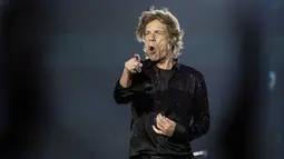Penampilan energik vokalis The Rolling Stones Mick Jagger di atas panggung selama konser bagian dari tur Eropa "Sixty" di stadion Groupama, di luar Lyon, Prancis tengah, Selasa (19/7/2022). (AP Photo/Laurent Cipriani)