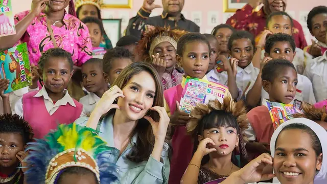 7 Potret Cinta Laura Kunjungi Sekolah Papua, Selalu Jadi Inspirasi