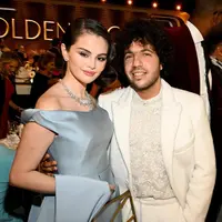 Selena Gomez tampil bak Cinderella di Golden Globes 2025 (@bennyandselenafanclub)