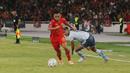 Pemain Persija Jakarta, Rayhan Hannan, berlari setelah berhasil merebut bola dari pemain Persita Tangerang, Muhammad Toha, pada laga pekan ke-21 BRI Liga 1 di Stadion Utama Gelora Bung Karno (SUGBK), Jakarta Pusat, Minggu (3/12/2023). (Bola.com/M Iqbal Ichsan)