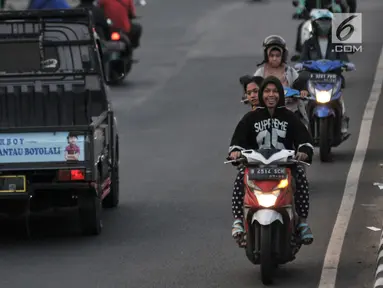 Pengendara motor nekat berlawan arah di kawasan Klender, Jakarta, Kamis (11/7/2019). Demi mempersingkat jarak tempuh dan menghindari kemacetan, para pengendara sepeda motor di kawasan ini nekat berlawan arah yang sesungguhnya dapat mengancam keselamatan. (merdeka.com/Iqbal S. Nugroho)