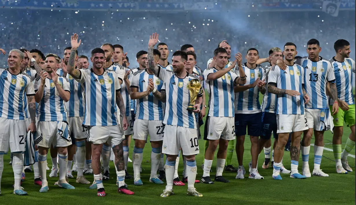 Usai laga Timnas Argentina Vs Curacao, Lionel Messi akhirnya mendapat sebuah seremonial. Mantan pemain Barcelona itu menerima plakat dan bola hattrick sebagai bentuk penghormatan kepadanya. (JUAN MABROMATA/AFP)