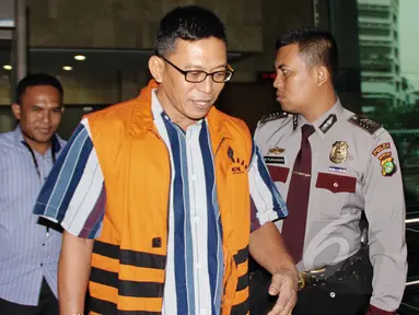 Abdul Rouf tersangka kasus perantara suap Ketua DPRD Bangkalan Fuad Amin Imron, keluar gedung KPK, Jakarta, Selasa (24/3/2015). Ajudan Fuad Amin itu diperiksa terkait dugaan korupsi jual beli gas alam di Bangkalan, Jawa Timur. (Liputan6.com/Helmi Afandi)