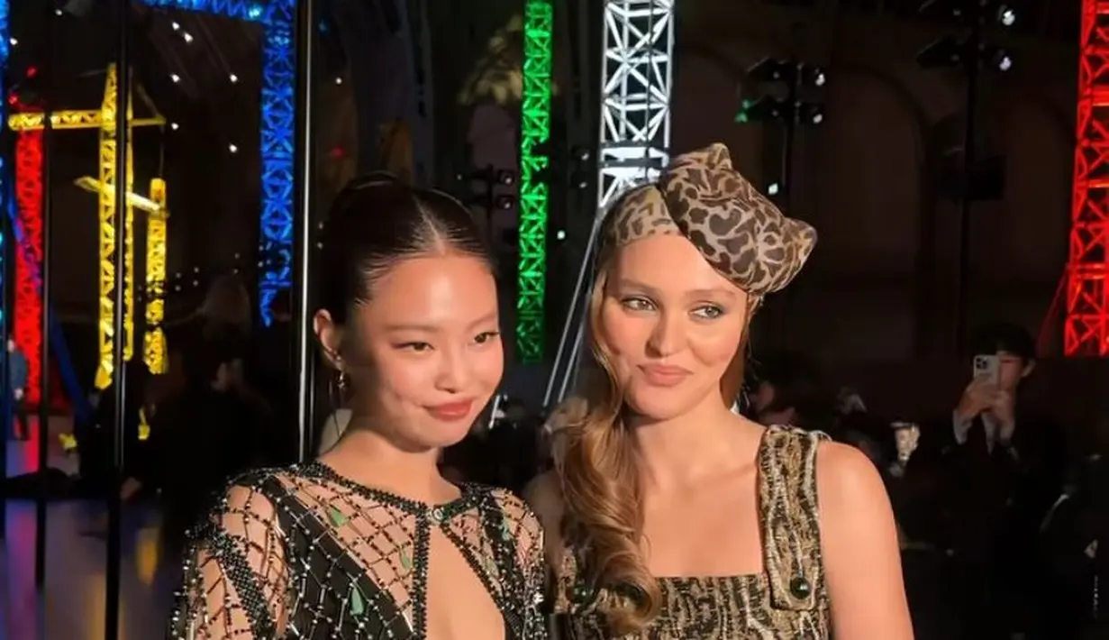 Lily-Rose Depp tampil memikat dengan sentuhan motif animal print yang dramatis. Ia mengenakan gaun sleeveless bermotif cokelat-hitam dengan potongan fitted yang menonjolkan siluet tubuh.