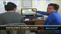 Kawah Gunung Agung, Bali, pada Senin (27/11) pagi masih ditutupi asap tebal setinggi 3.000 meter. Saat ini Gunung Agung berstatus awas.