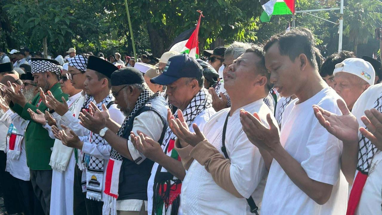 FOTO: Ribuan Warga Gelar Doa Bersama untuk Prajurit TNI Gugur di Lebanon