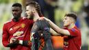 Para pemain Manchester United berusaha menenangkan David de Gea yang kecewa usai ditaklukkan Villarreal pada laga final Liga Europa di Stadion Gdansk, Kamis (27/5/2021). MU gagal menjadi juara usai takluk adu penalti dengan skor 10-11. (AFP/Maja Hijtj)