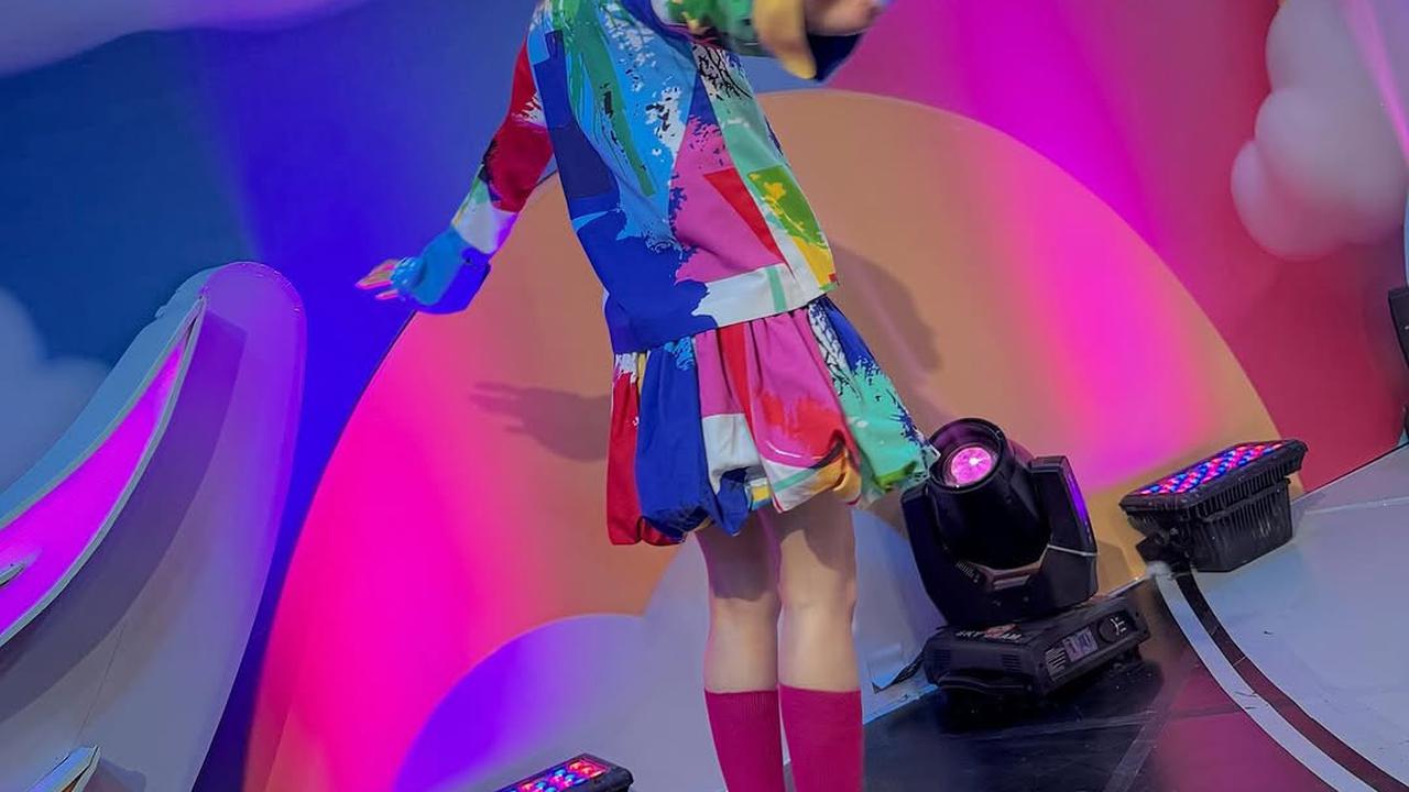 Potret Terbaru Chika Jessica dengan Outfit Warna-Warni, Netizen Salfok Sama Sepatunya
