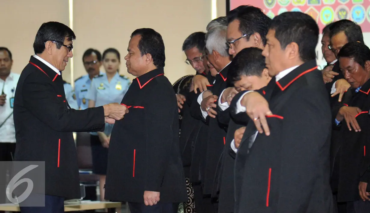 Menkumham Yasonna Laoly saat melantik tim Pengawasan Orang Asing  (PORA) di Gedung Imigrasi Kemenkumham, Jakarta (8/4). Yasonna berharap tim PORA dapat mencegah kejahatan transnasional. (Liputan.com/Helmi Afandi)