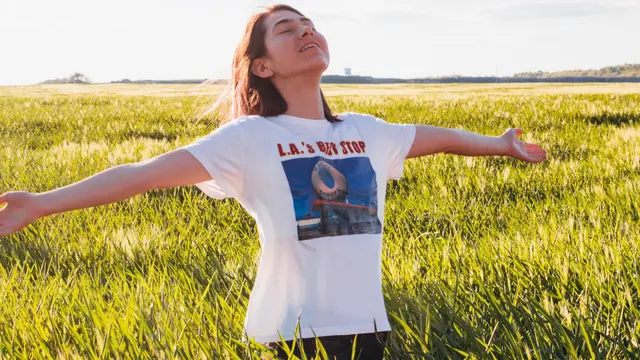 Ilustrasi menikmati hidup, bangga dengan diri