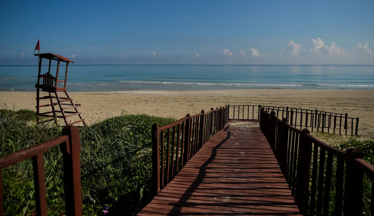 Pemandangan pantai kosong akibat pandemi COVID-19 di Havana, Kuba pada 26 Agustus 2020. Pihak berwenang di Havana, kota berpenduduk 2,2 juta, telah menangguhkan transportasi umum, melarang akses ke pantai serta menutup restoran, bar dan kolam renang menyusul lonjakan kasus Corona. (YAMIL LAGE/AFP)