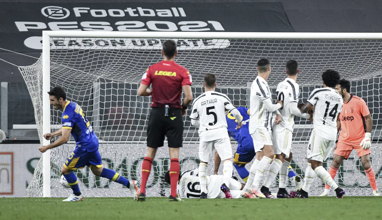 Pemain Parma Gastón Brugman (kiri) melakukan selebrasi usai mencetak gol ke gawang Juventus pada pertandingan Serie A di Stadion Allianz Turin, Italia, Rabu (21/4/2021). Juventus menang 3-1. (Piero Cruciatti/LaPresse via AP)