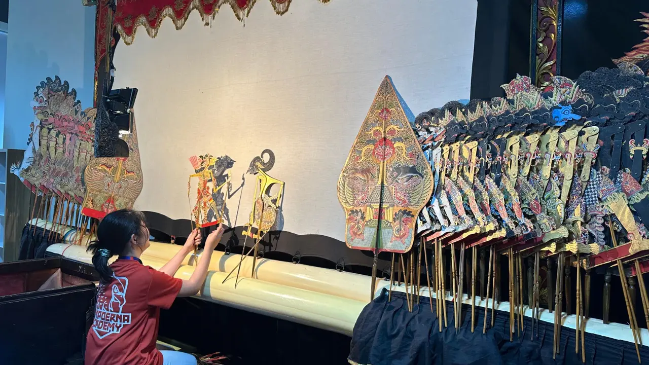 Siswa akademi Sampoerna diperkenalkan dengan wayang dan gamelan. (Istimewa)