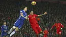 Duel pemain Chelsea, David Luiz (kiri) dan pemain Liverpool, Roberto Firmino pada lanjutan Premier League di Anfield stadium, Liverpool, Selasa (31/1/2017). Liverpool menahan imbang Chelsea 1-1. (AP/Dave Thompson)