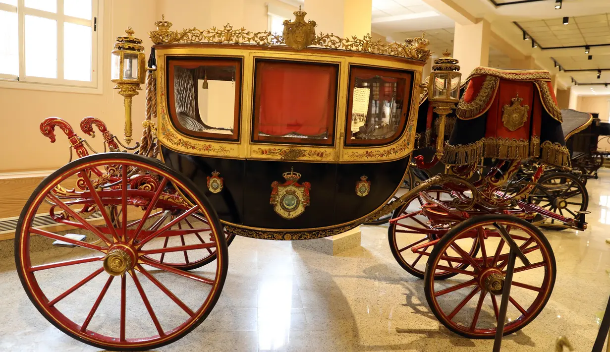 Beberapa kereta kuda dipamerkan di Museum Kereta Kuda Kerajaan di Kairo, Mesir, pada 1 November 2020. Museum Kereta Kuda Kerajaan di Kairo kembali menerima pengunjung pada 31 Oktober 2020 setelah ditutup selama hampir dua dekade. (Xinhua/Ahmed Gomaa)