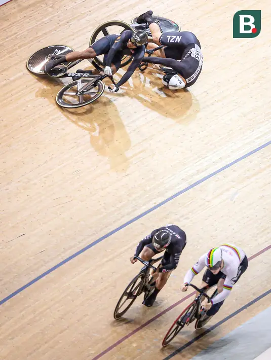 Pebalap sepeda Malaysia, Sahrom Muhammad Shah Firdaus (kiri atas) dan pebalap sepeda Selandia Baru, Dakin Sam terjatuh pada babak final nomor keirin putra UCI Track Nations Cup 2023 yang berlangsung di Jakarta International Velodrome, Rawamangun, Jakarta, Sabtu (25/02/2023). (Bola.com/Bagaskara Lazuardi)