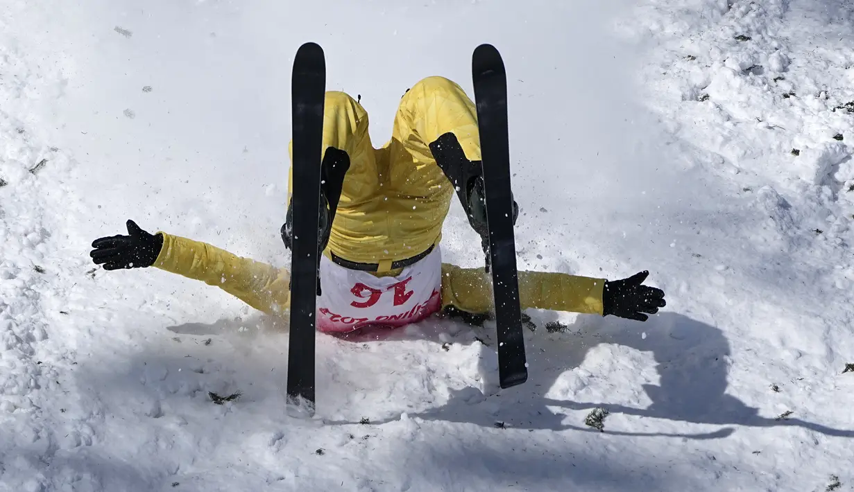 Atlet Kazakstan Akmarzhan Kalmurzayeva terjatuh saat bertanding dalam kualifikasi ski gaya bebas aerial di Olimpiade Musim Dingin 2022, Senin, 14 Februari 2022, di Zhangjiakou, China. (AP Photo/Gregory Bull)