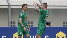 Bek PS Sleman, Aaron Michael Evans (kanan) memberikan selamat kepada striker Velez Nicolas Leandro usai menjebol gawang Persik Kediri dalam laga matchday ke-3 Grup C Piala Menpora 2021 di Stadion Si Jalak Harupat, Bandung, Kamis (1/4/2021). (Bola.com/Ikhwan Yanuar)