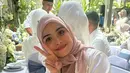 Vebby Palwinta tampil simple dengan atasan satin bertekstur dengan rok coklat muda. Ia padukan dengan hijab pashmina berwarna senada [@vebbypalwinta]