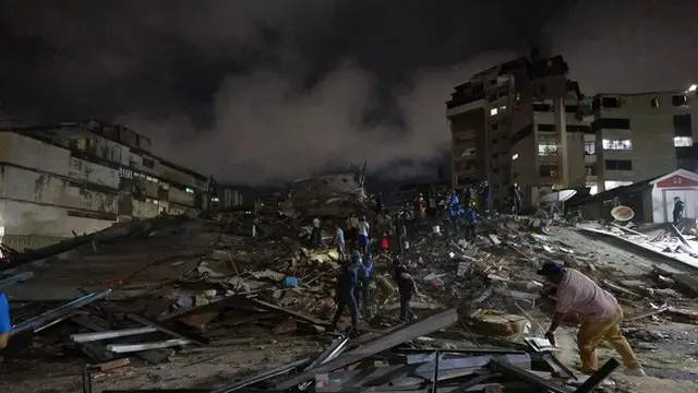 Petugas penyelamat melakukan pencarian di antara puing-puing bangunan yang runtuh setelah dua gempa mengguncang Caracas, Venezuela, Rabu (24/6/2026).