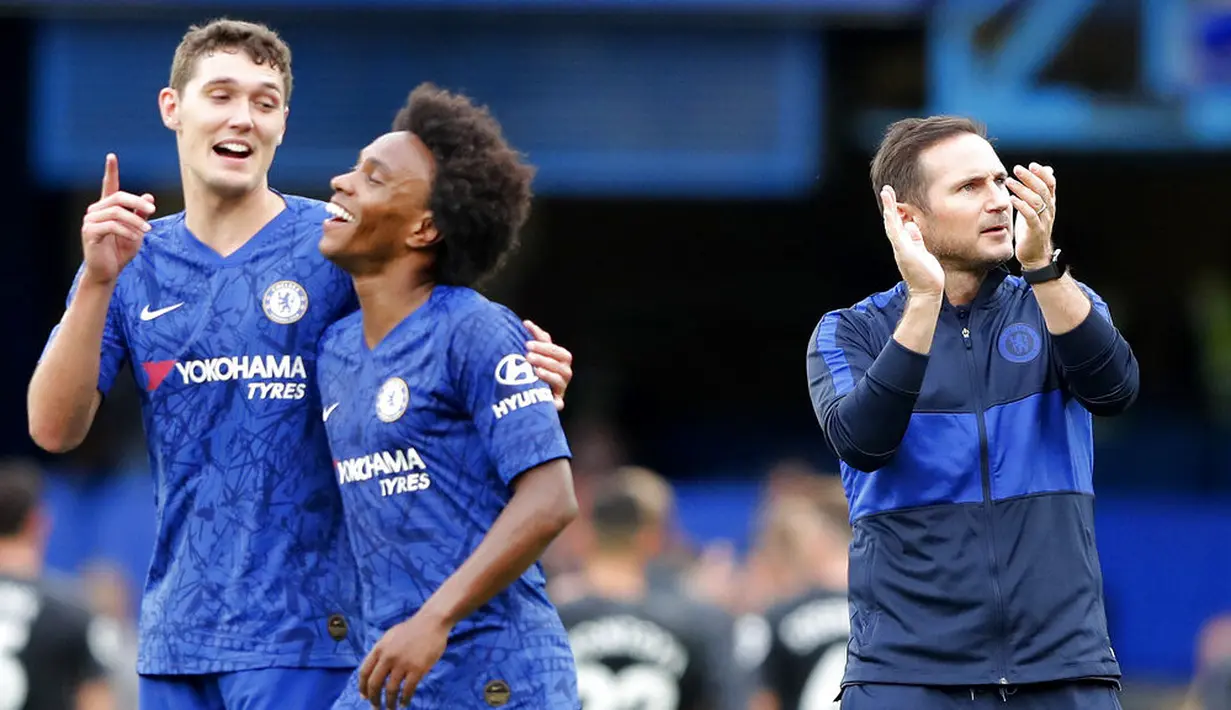 Pelatih Chelsea, Frank Lampard, merayakan kemenangan atas Brighton & Hove Albion pada laga Premier League di Stadion Stamford Bridge, Sabtu (28/9). Chelsea menang 2-0. (AP/Frank Augstein)
