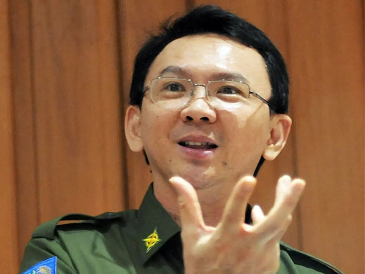 Cara Menghadapi Penumpang Bus Rese yang Mungkin Dilakukan Ahok - Lifestyle  Fimela.com