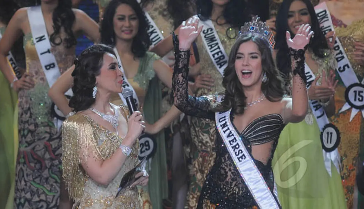 Miss Universe 2014 Paulina Vega (kanan) melambaikan tangan saat menghadiri malam Grand Finalis Puteri Indonesia 2015 di JCC, Jakarta, Jumat (20/2). (Liputan6.com/Herman Zakharia)