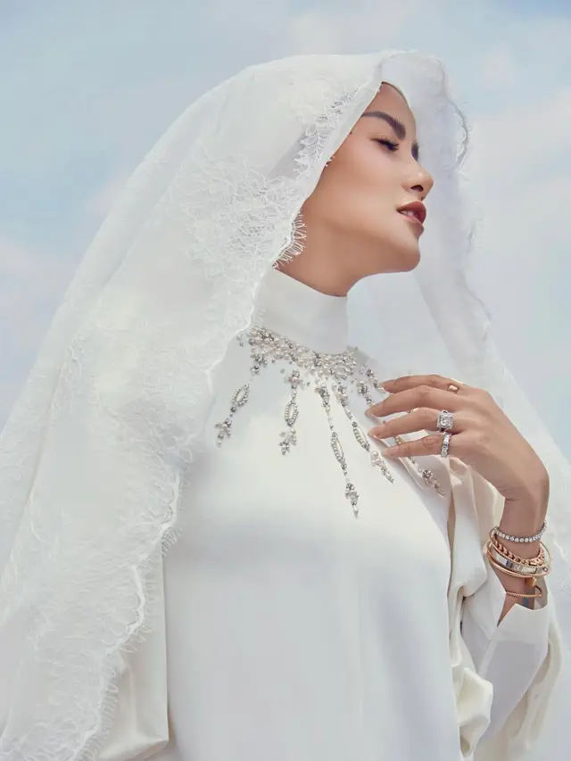 Olla Ramlan Tampil Clean Glamor di Momen Idul Adha, Terlihat Menyejukkan Kenakan Hijab dengan Busana All White