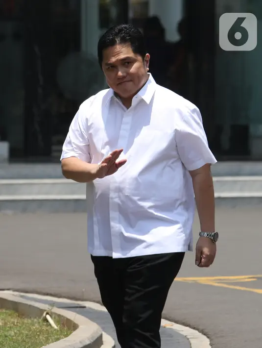 Mantan Ketua TKN Jokowi-Ma'ruf pada Pilpres 2019 Erick Thohir melambaikan tangan saat tiba di Kompleks Istana, Jakarta, Senin (21/10/2109). Kedatangan Erick Thohir berlangsung jelang pengumuman menteri Kabinet Kerja Jilid II oleh Presiden Joko Widodo atau Jokowi. (Liputan6.com/Angga Yuniar)