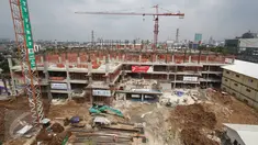 Alat berat digunakan untuk menyelesaikan pembangunan kembali Blok III Pasar Senen, Jakarta, Senin (22/8). Pasar itu nantinya akan digunakan bagi para pedagang yang menjadi korban kebakaran hebat pada 25 April 2014 lalu. (Liputan6.com/Immanuel Antonius)