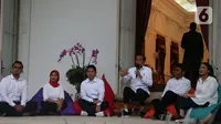 Presiden Joko Widodo mengenalkan staf khusus di Istana Merdeka, Jakarta (21/11/2019). Staf khusus baru dari kalangan milenial yakni CEO Amartha Andi Taufan Garuda Putra, Perumus Gerakan Sabang Merauke Ayu Kartika Dewi. (Liputan6.com/Angga Yuniar)