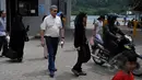 Keluarga terpidana mati kasus narkoba Rodrigo Gularter asal Brasil usai melakukan kunjungan di lapas Pasir Putih, Nusakambangan, Jateng, Kamis (5/3). Jelang eksekusi, keluarga terpidana mati mendatangi Lapas Pulau Nusakambangan. (Liputan6.com/Johan Tallo)