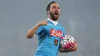 3. Gonzalo Higuain, Napoli sudah menolak ketertarikan Juventus untuk mendatangkan bomber Argentina ini. Keadaan itu menurut Mirror membuat peluang Arsenal untuk mendapatkan semakin terbuka karena tidak ada pesaing. (AFP/Carlo Hermann)