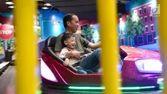 Presiden Joko Widodo menemani cucunya Jan Ethes bermain  bumper car di mal Botani Square, Bogor, (8/12). Presiden tampil berkaos hijau dengan celana jins dan sepatu sneakers. sang cucu mengenakan kaos garis-garis. (Liputan6.com/HO/Biro Pers Setpres)