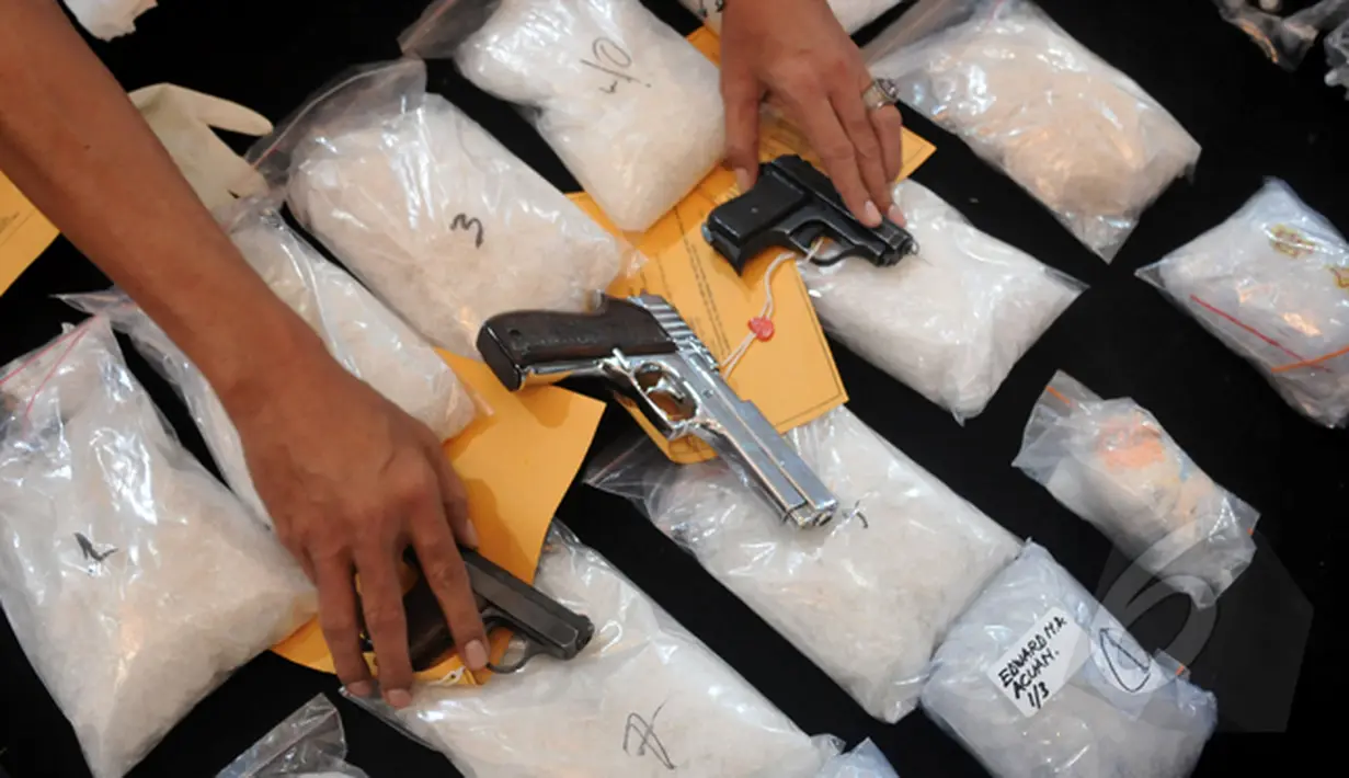 Barang bukti berupa paket sabu dan 3 senjata api diamankan polisi dari tersangka pengedar sabu di kawasan Cawang, Jakarta, Jumat (20/2/2015). (Liputan6.com/Johan Tallo)