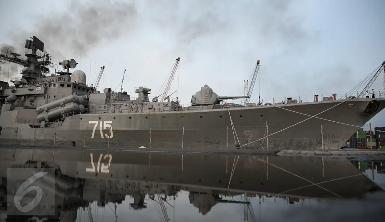 The Destroyer Bystriy atau Kapal perang penghancur Bystriy milik Rusia saat bersandar di Pelabuhan Tanjung Priok, Jakarta, Senin (28/12/2015). Kunjungan kapal ini dalam lingkup kerjasama militer Indonesia-Rusia. (Liputan6.com/Faizal Fanani)