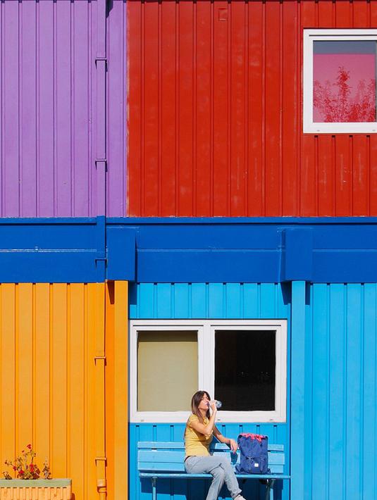 Yener Torun saat mengabadikan sebuah bangunan yang unik dengan warna cat yang mencolok di konak, Turki. (Dailymail.co.uk)