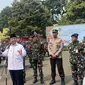 Menhan Prabowo Subianto menyerahkan 100 unit motor trail berbahan bakar listrik, kepada TNI AD, TNI AL, TNI AU, dan Polri, Kamis (31/8/2023). (Liputan6.com/ Muhammad Radityo Priyasmoro)