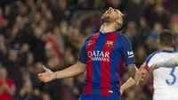 Ekspresi striker Barcelona, Paco Alcacer, usai mencetak gol pada laga kontra Hercules (21/12/2016), di Estadio Camp Nou. (EPA/Marta Perez)