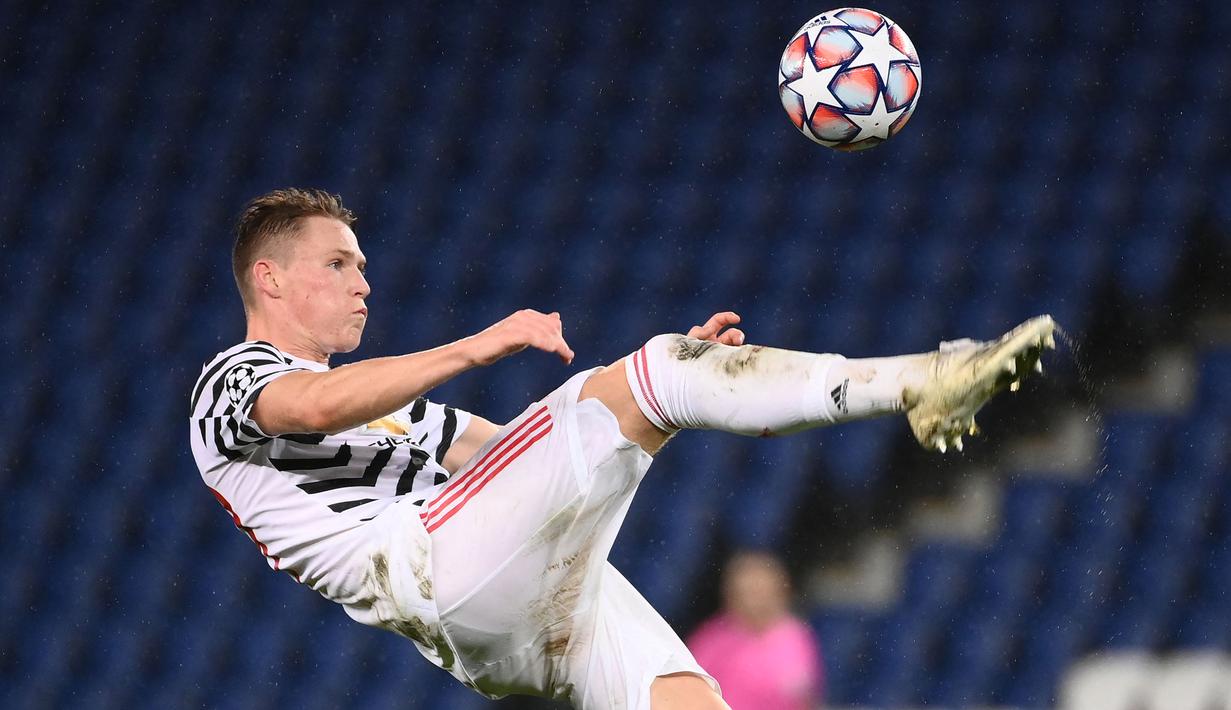 Scott McTominay telah menjadi pemain andalan di lini tengah Manchester United sejak dua musim terakhir. Perkembangan pesat  McTominay ternyata tak sebanding dengan gaji yang ia terima. Dia hanya memperoleh bayaran 20 ribu pounds atau setara Rp396 juta per pekan. (Foto: AFP/Franck Fife)