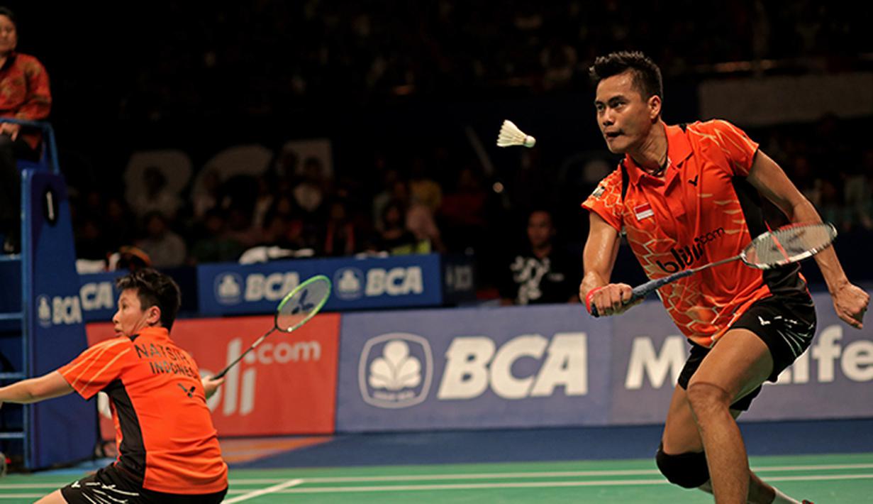 Aksi Tontowi Ahmad/Liliyana Natsir ganda campuran Indonesia saat bertanding melawan Zhang Nan/Zhao Yunlei di semifinal BCA Indonesia Open Premier Super Series 2015 di Istora Senayan Jakarta. (Peksi Cahyo/Bola.com)