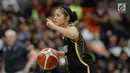 Pemain timnas basket putri Indonesia Retong Agustin Elya Gradita mendribel bola dalam laga round robin SEA Games 2017 di  MABA Stadium, Malaysia, Jumat (25/8). Tim basket putri Indonesia kalah dari Thailand 61-70. (Liputan6.com/Faizal Fanani)